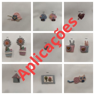 Aplicações têxteis coloridas com desenhos de flores, casinhas, animais e objetos em tecido felpudo