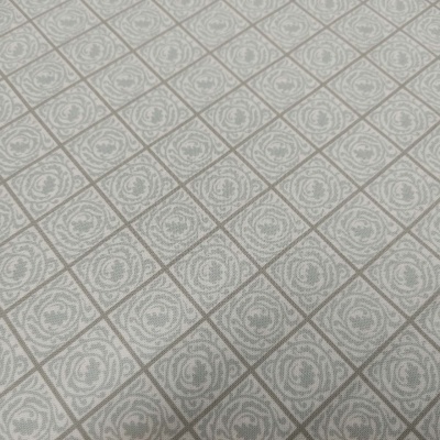 Azulejos cerâmicos cinza claro com padrão geométrico e motivos circulares em bege