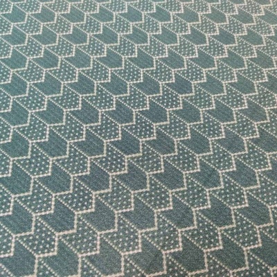 Tecido azul esverdeado com padrão de losangos brancos e pontos menores