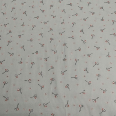 Tecido branco com padrão de tesouras cinza e vermelhas