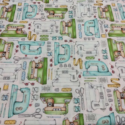 Tecido com padrão de máquinas de costura vintage coloridas e acessórios de costura