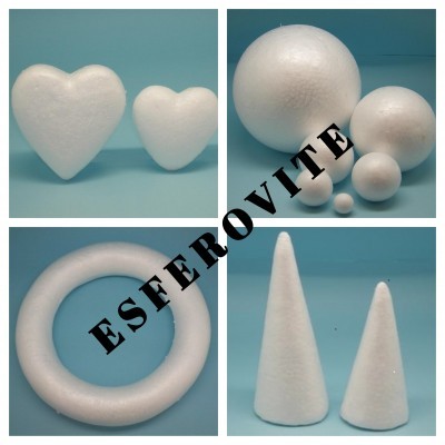 Produtos em esferovite branco de diferentes formas e tamanhos sobre fundo azul claro.