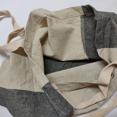 Saco de tecido bege e cinza com alças compridas