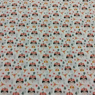 Tecido branco com padrão de frida kahlo, flores e pássaros coloridos.