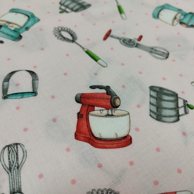 Tecido com padrão de utensílios de cozinha coloridos sobre fundo branco com pontos cor-de-rosa