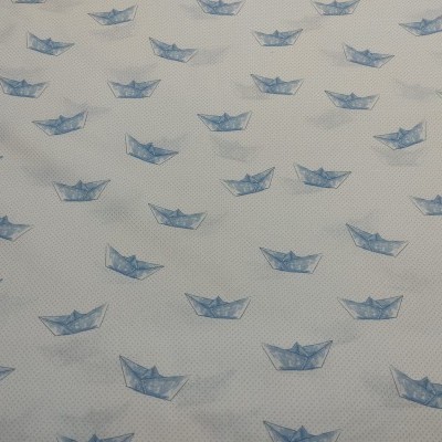 Tecido branco com padrão de barcos de papel azuis