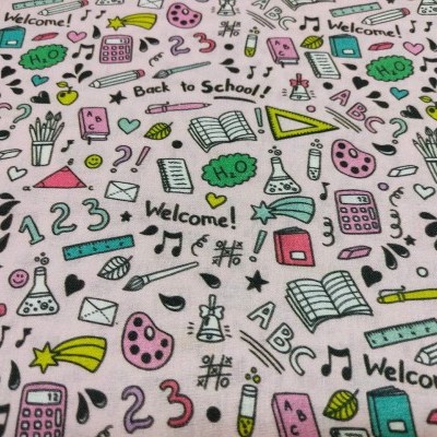 Tecido branco com desenhos coloridos de material escolar e frases em inglês