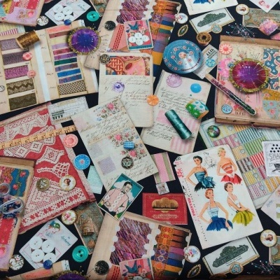 Itens de costura, linhas coloridas, botões, fitas e cartões com ilustrações de moda sobre superfície estampada