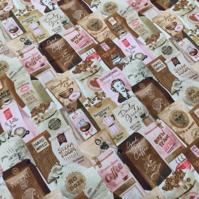 Tecido estampado com imagens e textos de embalagens de café em tons de castanho, bege e rosa.