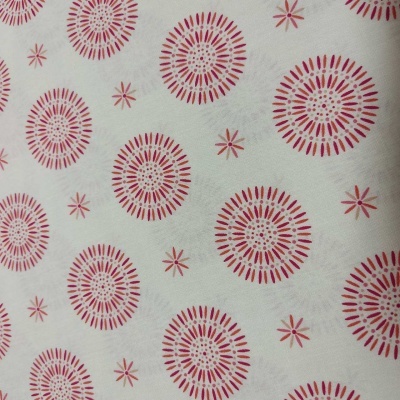 Tecido branco com padrão de círculos e estrelas vermelhas