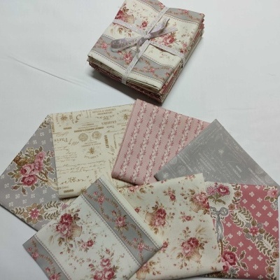 Tecidos para patchwork com estampas florais e padrões diversos em cores suaves