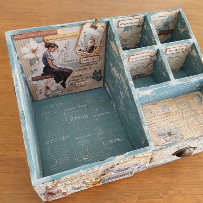 Organizador de madeira azul estilo vintage com compartimentos e decoração em papel ilustrado