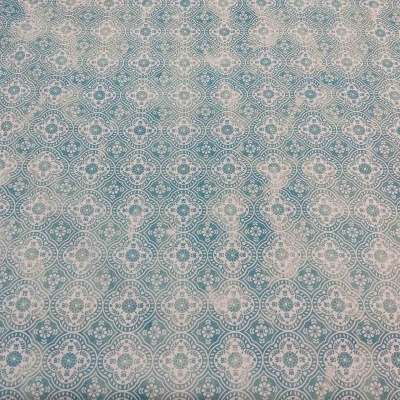 Tecido com padrão geométrico e floral azul, branco e bege