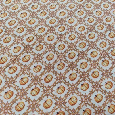 Tecido com padrão de abóboras laranja e castanhas em molduras geométricas castanhas num fundo branco