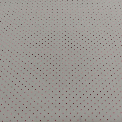 Tecido branco com pequenos pontos vermelhos.