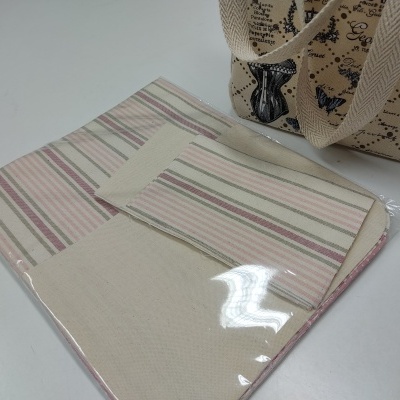 Guardanapos riscados rosa verde bege e sacola de pano com mapa impresso