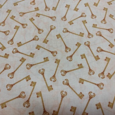 tecido bege com padrão de chaves antigas castanhas