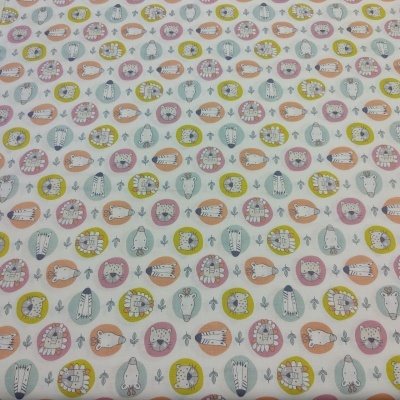 Tecido branco com círculos coloridos e desenhos de animais infantis