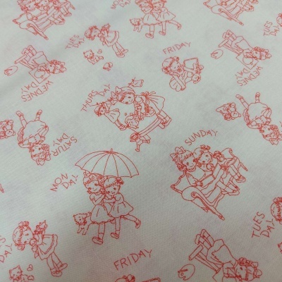 Tecido branco com desenhos de crianças e dias da semana em coral