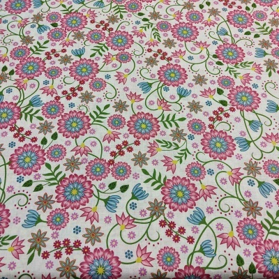 Tecido estampado com padrão floral colorido sobre fundo branco