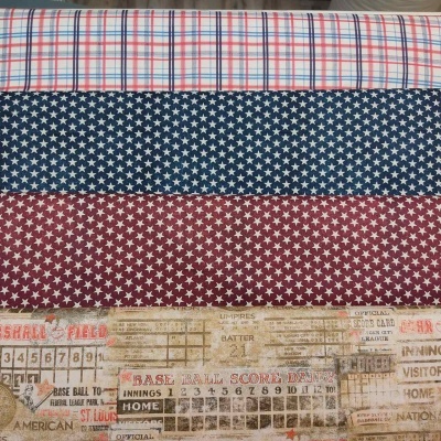 Quatro tecidos empilhados com padrões xadrez, estrelas e tema baseball em vários tons.