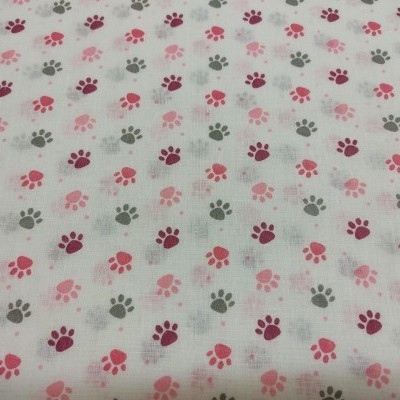 Tecido branco com padrão de pegadas coloridas em rosa, vermelho e cinza