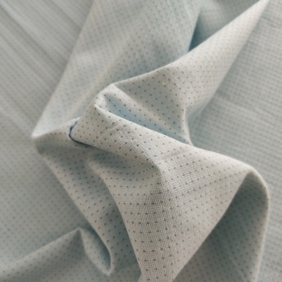 tecido azul claro com padrão quadriculado e vincos