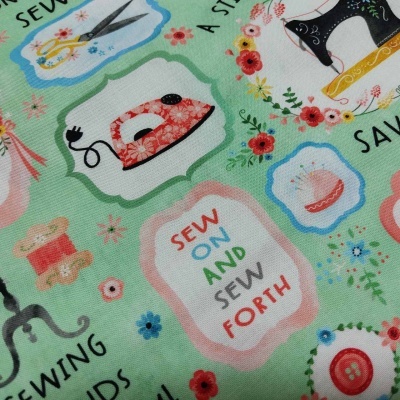 tecido com padrão colorido e desenhos relacionados à costura