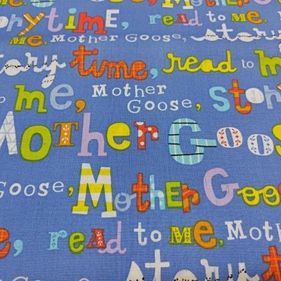 Tecido azul com padrão colorido de palavras sobre histórias