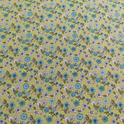 Tecido amarelo com padrão floral azul, lilás e branco
