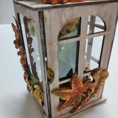 Lanterna decorativa de madeira com flores e folhas artificiais coloridas