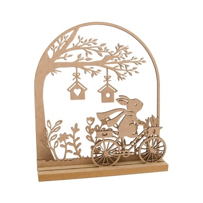 Escultura decorativa de madeira com coelho, bicicleta, flores e casinhas