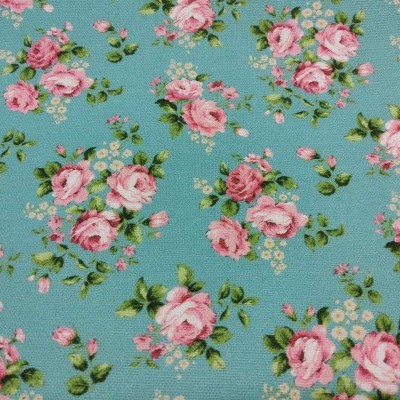 tecido azul com padrão floral cor-de-rosa e folhas verdes