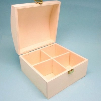 Caixa branca de madeira com quatro compartimentos interiores e fecho dourado, em fundo azul claro.