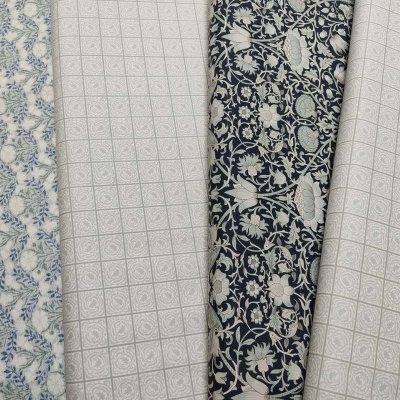 Quatro tecidos com padrões em azul, branco e bege colocados lado a lado