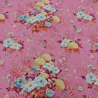 Tecido rosa com padrão floral azul, amarelo e branco
