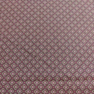 Tecido bordeaux com padrão floral geométrico branco e preto