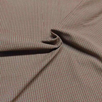 Tecido xadrez pequeno bege com linhas vermelhas, verdes e pretas