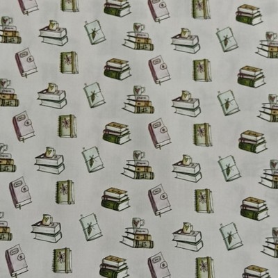 tecido branco com padrão de livros empilhados e abertos em cores suaves
