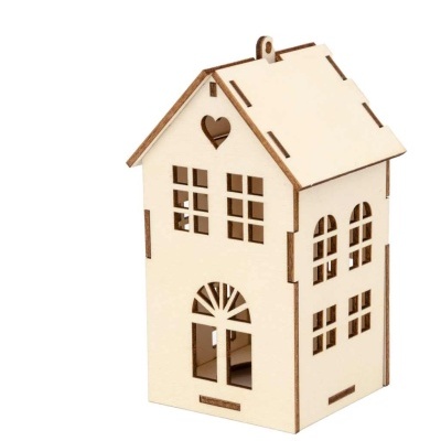 Casa decorativa em madeira clara com janelas e recorte em coração