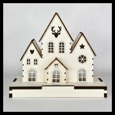 Casa decorativa em madeira branca com recortes e base.
