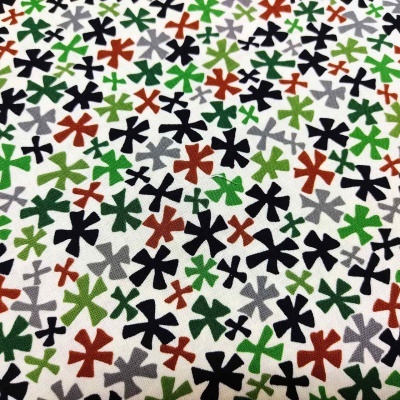 Tecido branco com flores estilizadas em várias cores