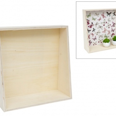 Caixa decorativa quadrada em madeira clara, lisa, com padrão de borboletas e plantas em vasos brancos na versão decorada