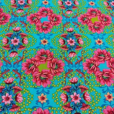 Tecido com padrão floral cor-de-rosa sobre fundo azul