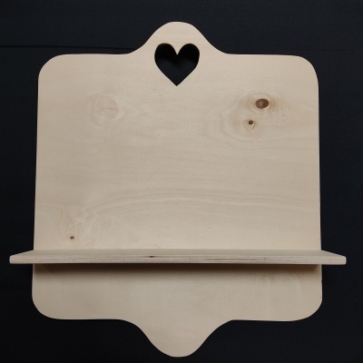 Prateleira decorativa de madeira clara com recorte em forma de coração