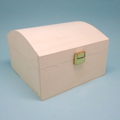 Caixa de madeira branca com tampa arredondada e fecho dourado