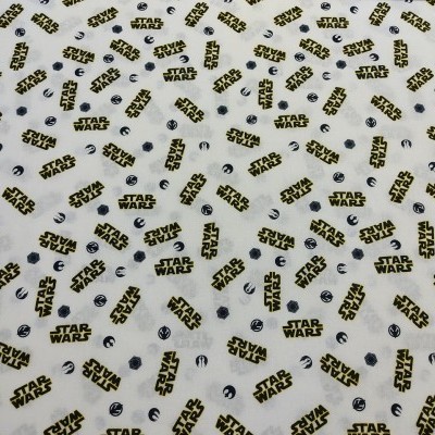 Tecido branco com padrão Star Wars repetido em amarelo, preto e azul escuro