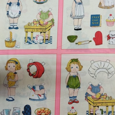 Tecido com padrão de bonecas e acessórios de cozinha coloridos sobre fundo rosa