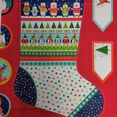 tecido vermelho com desenho meia de Natal e etiquetas para presentes