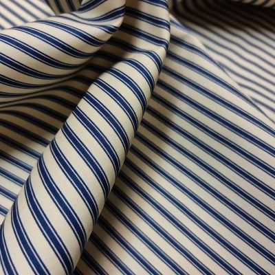 tecido com padrão de riscas azuis e brancas